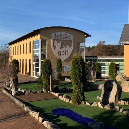 Jested Golf Restaurace A Penzion Svetla pod Jestedem Eksteriør billede