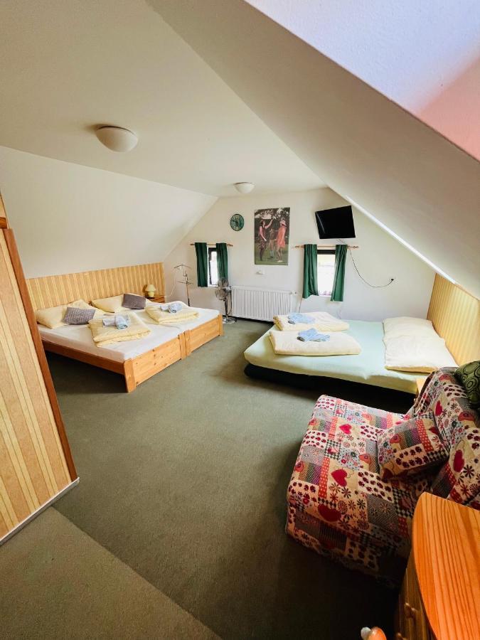 Jested Golf Restaurace A Penzion Svetla pod Jestedem Eksteriør billede
