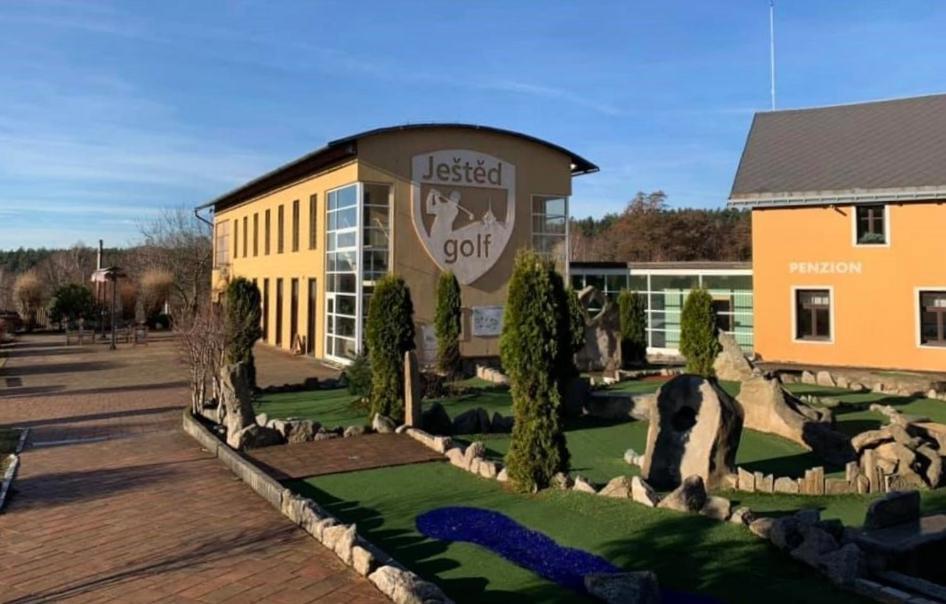Jested Golf Restaurace A Penzion Svetla pod Jestedem Eksteriør billede