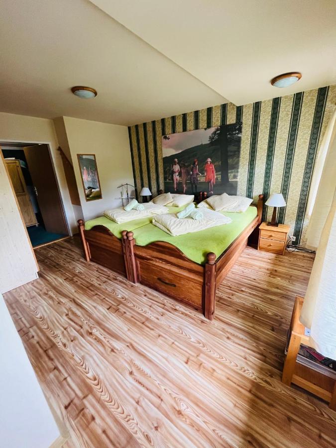 Jested Golf Restaurace A Penzion Svetla pod Jestedem Eksteriør billede